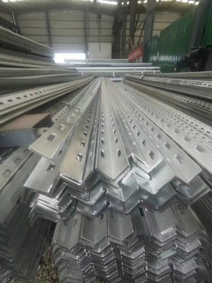 Q195-Q420 Seria 25*25*4mm-200*200*10mm Stal równoboczna pod kątem ciepłym z otworem