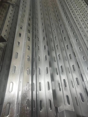 Q195-Q420 Seria 25*25*4mm-200*200*10mm Stal równoboczna pod kątem ciepłym z otworem