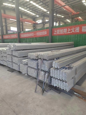 Wyroby z stali węglowej serii Q195-Q420 Czarne sztabki kątowe 50x50 mm Równe ASTM A53 A36 GB Q235 Q345
