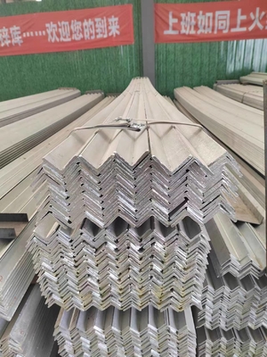 Metali walcowane na gorąco Stopy stali węglowej Q235 Zgalwanizowany kąt dla konstrukcji inżynieryjnych