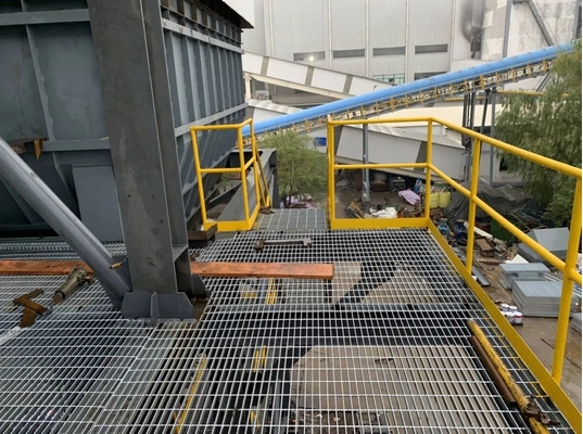 Srebro stalowe kratki chodnik z stylu projektowania przemysłowego i platformy spawania waga