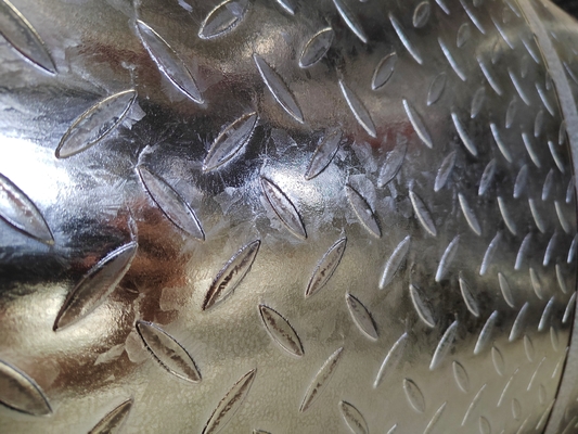 Płytka stalowa z galwanizowanym wzorem z warstwą cynku 40 g/m2 i dostosowalnym rozmiarem 1250/1000 mm
