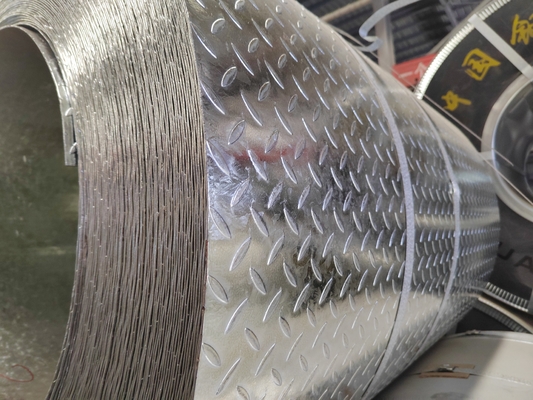 Materiały budowlane 1,5-5,0*1000-1500 mm Płytka z galwanizowanym wzoru w gorącym zanurzeniu z powłoką cynkową 30-275 g/m2